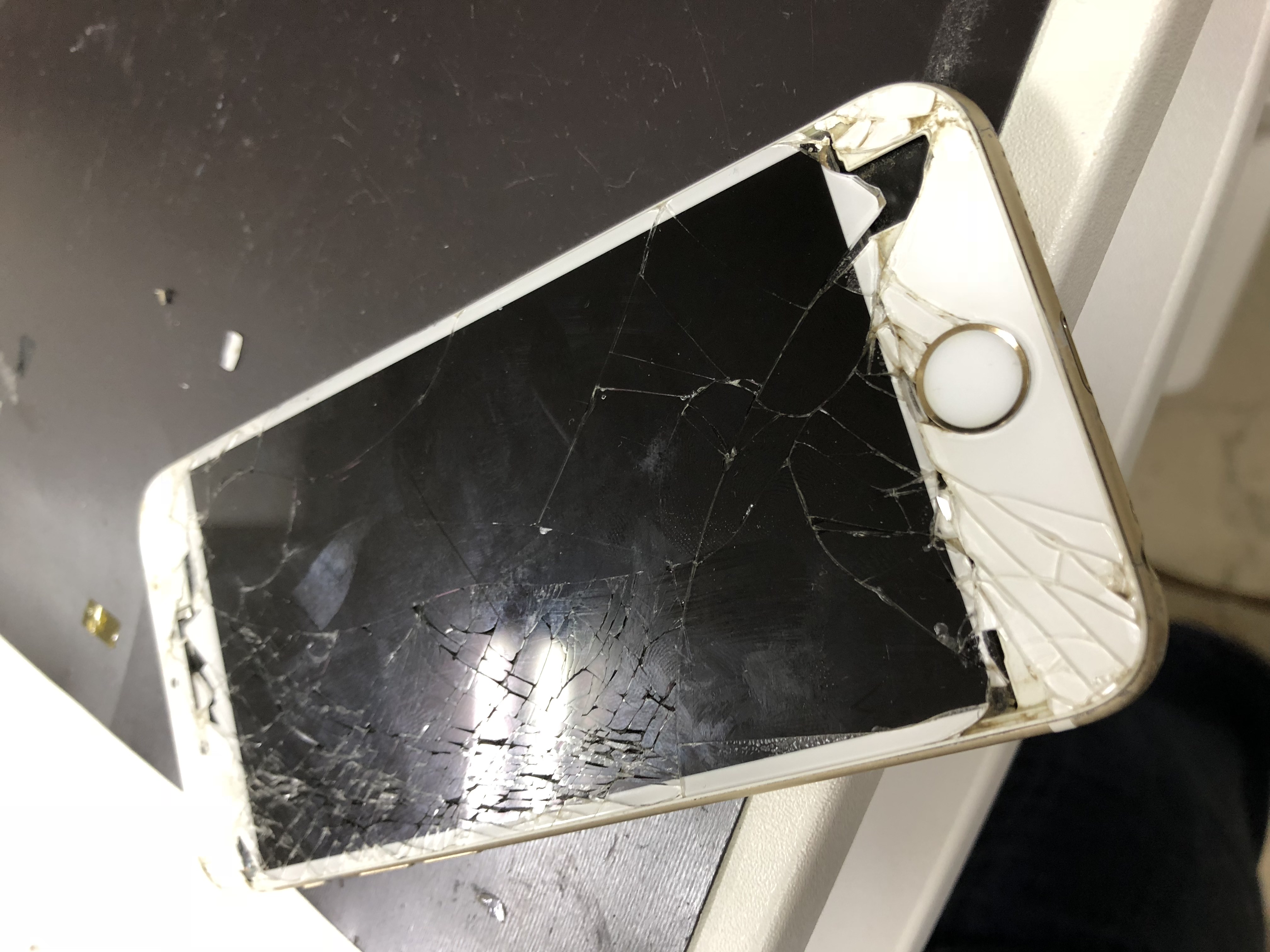 修理前：スマホ落下による画面割れの修理を行ないました（iPhone6s）