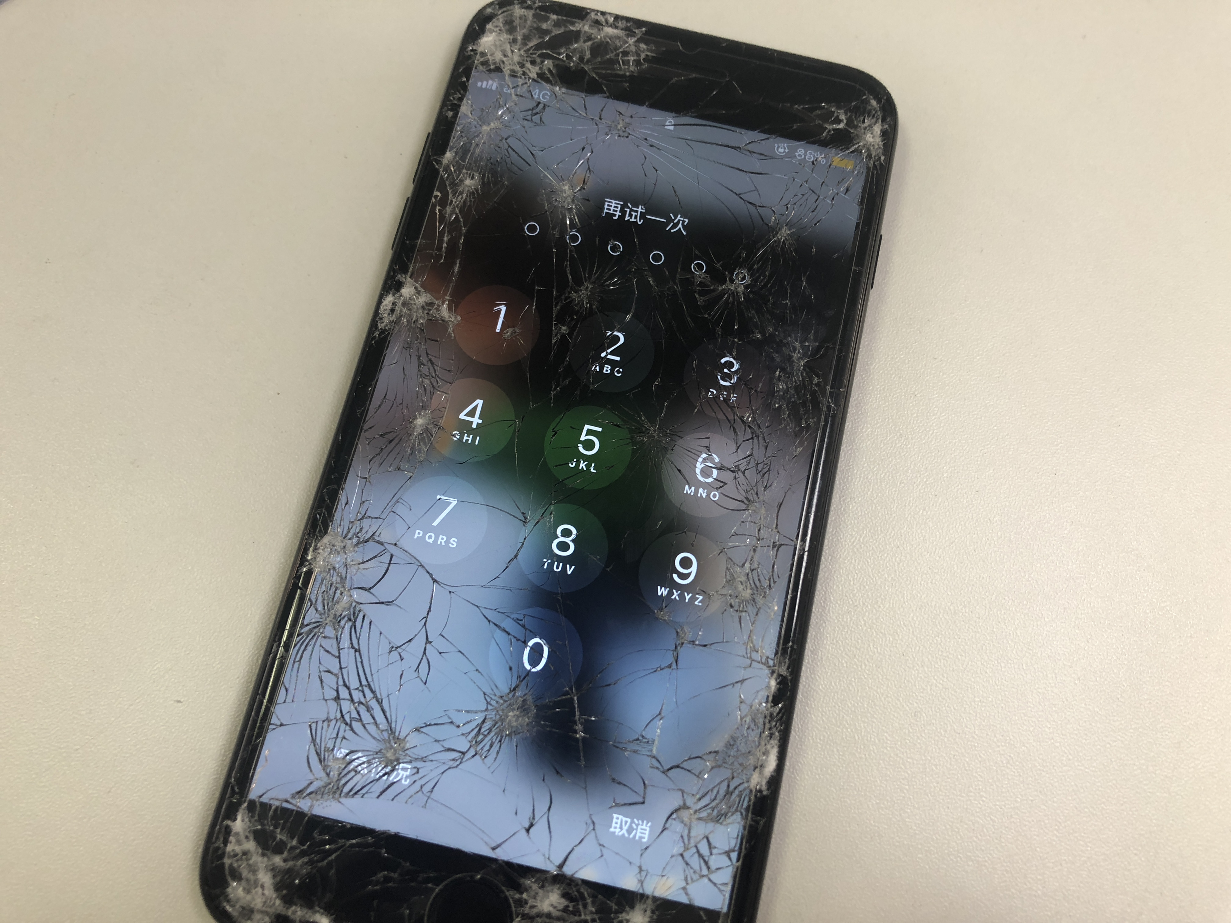 修理前：iPhone7が車にひかれてもあきらめないで！