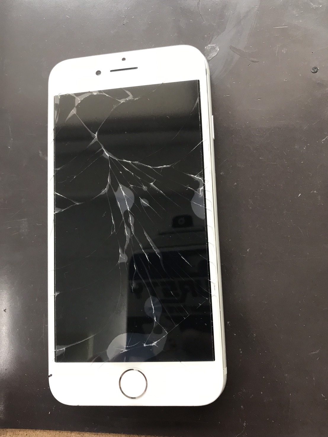 修理前：落としてしまってから全く画面が映らないiPhoneの修理を行いました！