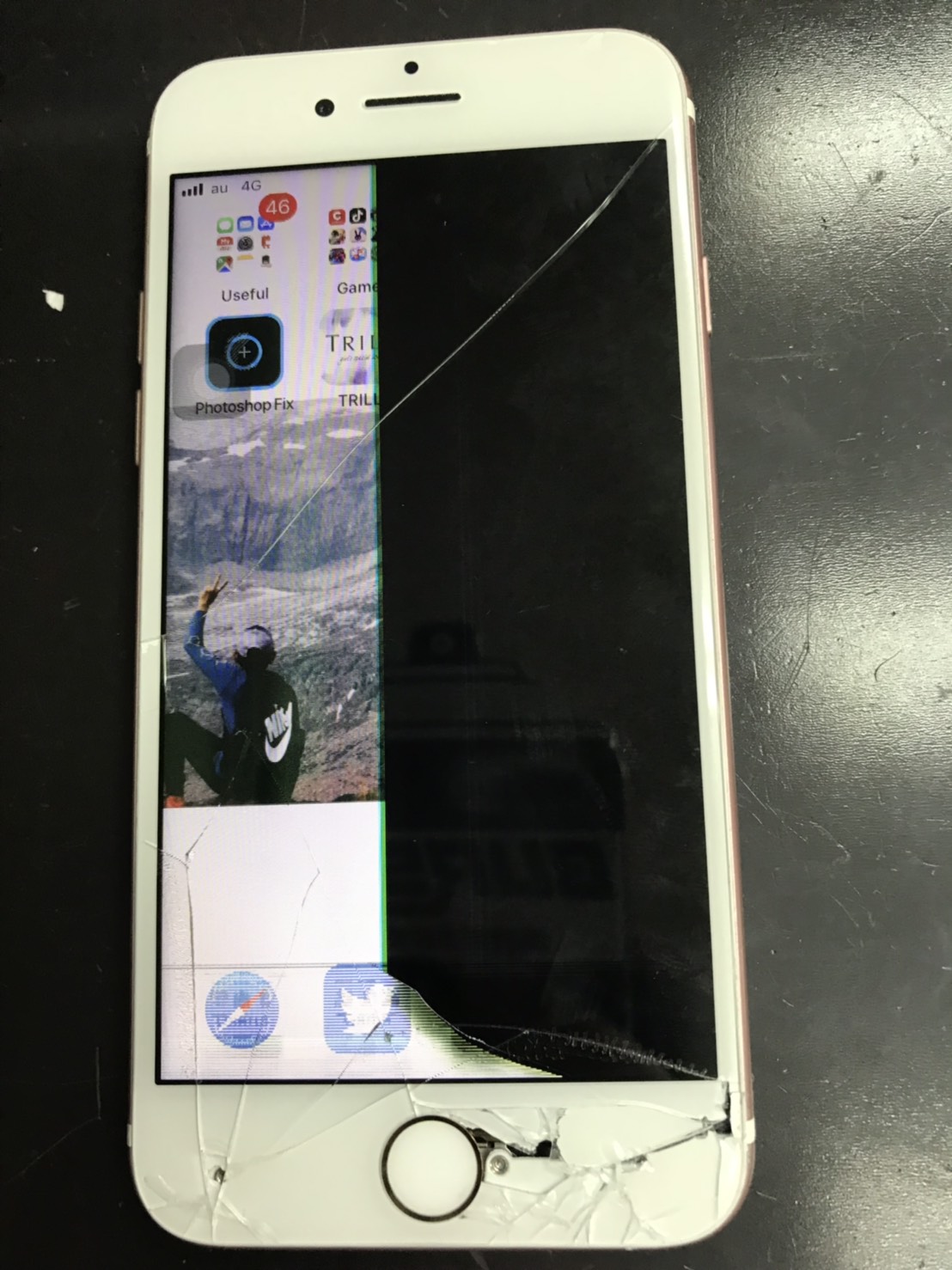 修理前：画面の半分が見えなくなってしまったiPhoneも即日修理可能！