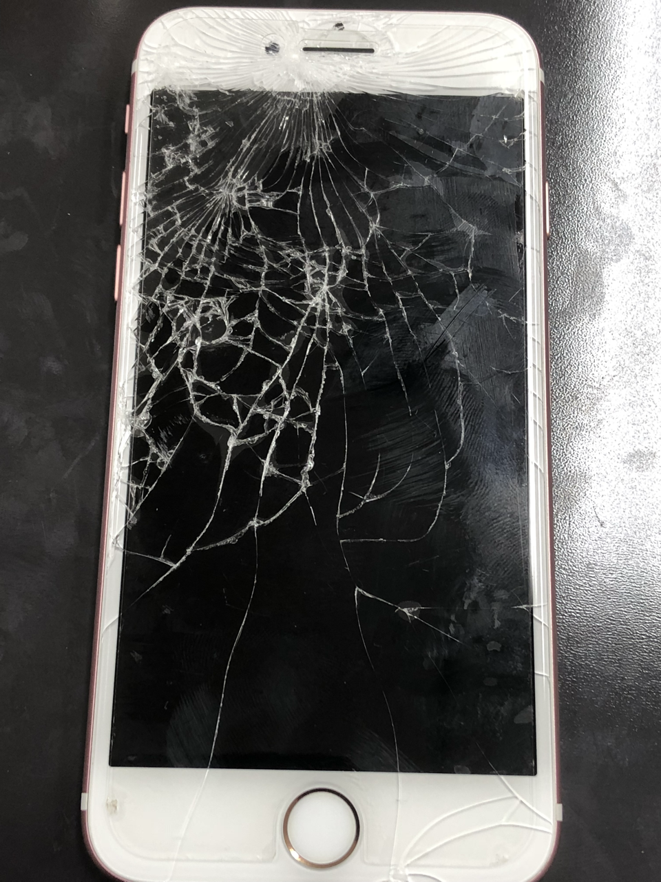 修理前：iPhone7の画面のガラス割れ即日修理できます！！