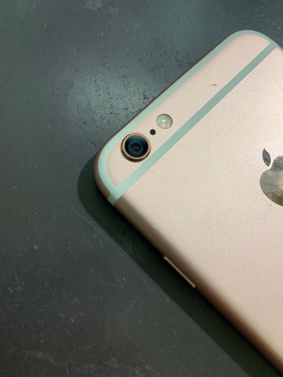 修理後：カメラに穴が！iPhone６Sのカメラレンズの交換です。