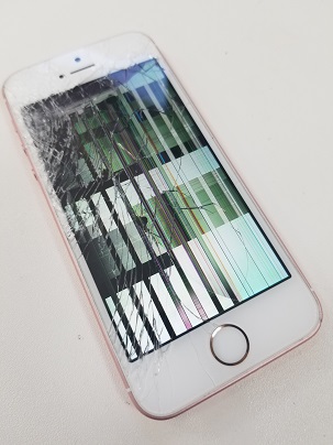 修理前：『iPhoneSE』画面が壊れって操作もできない…修理できる⁉