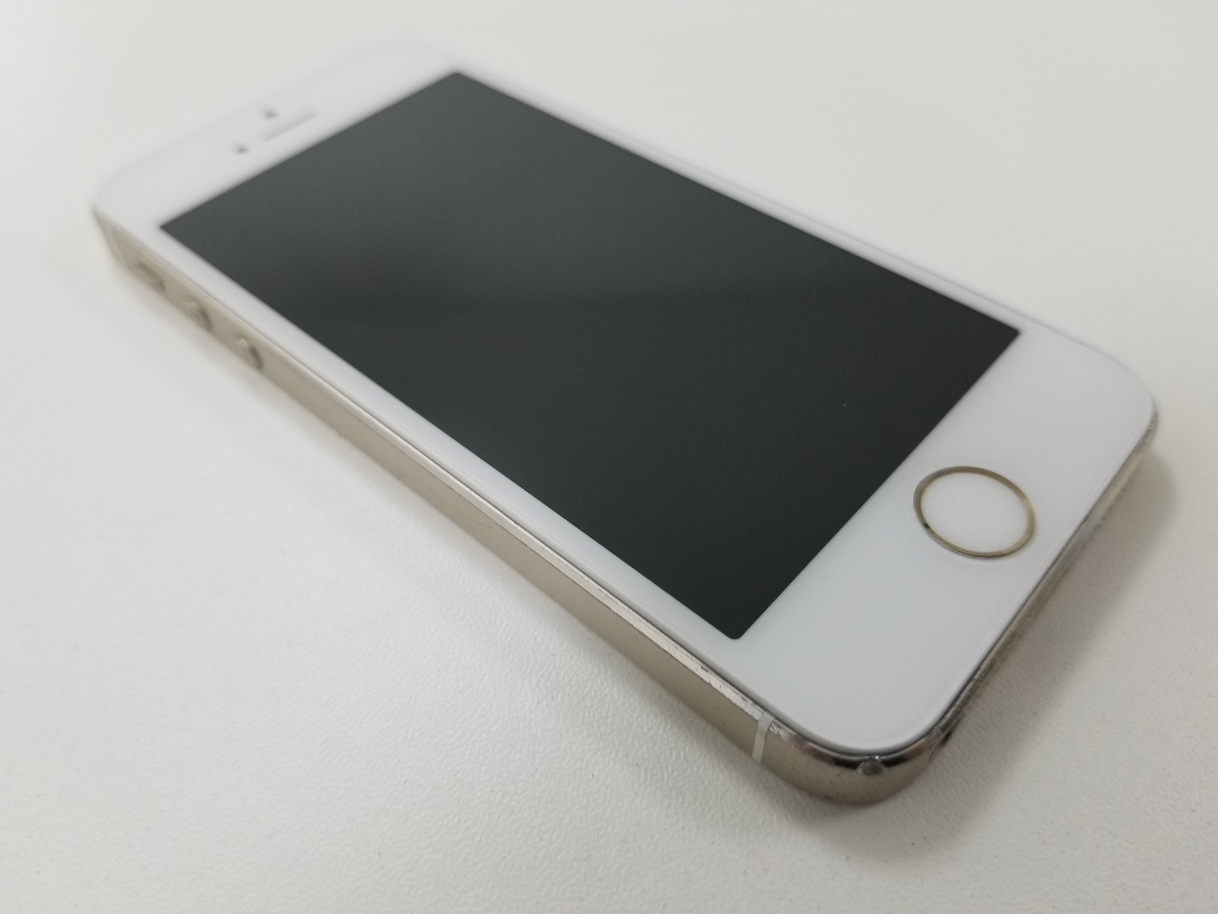 修理前：iPhone5sの傷んでしまったバッテリー交換致しました！