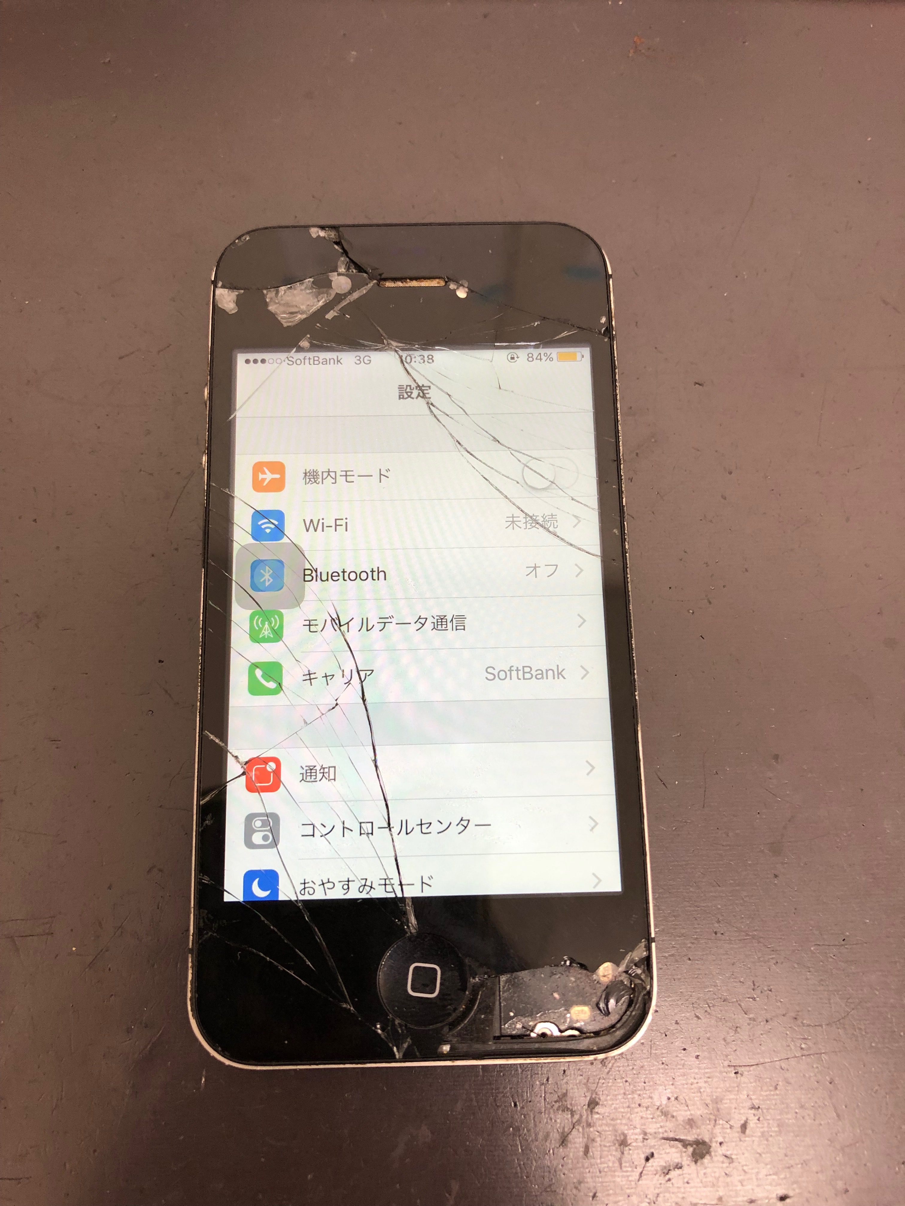 修理前：今では珍しいiPhone 4sの画面交換