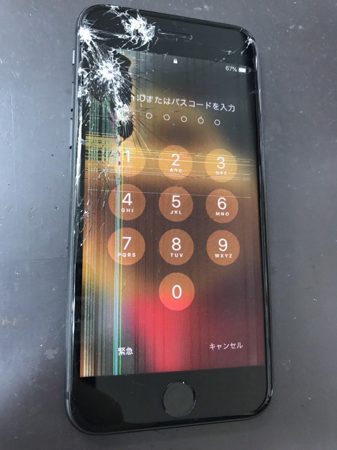 修理前：液晶まで影響が出てしまっているiPhone８画面割れ修理も30分でお返し！