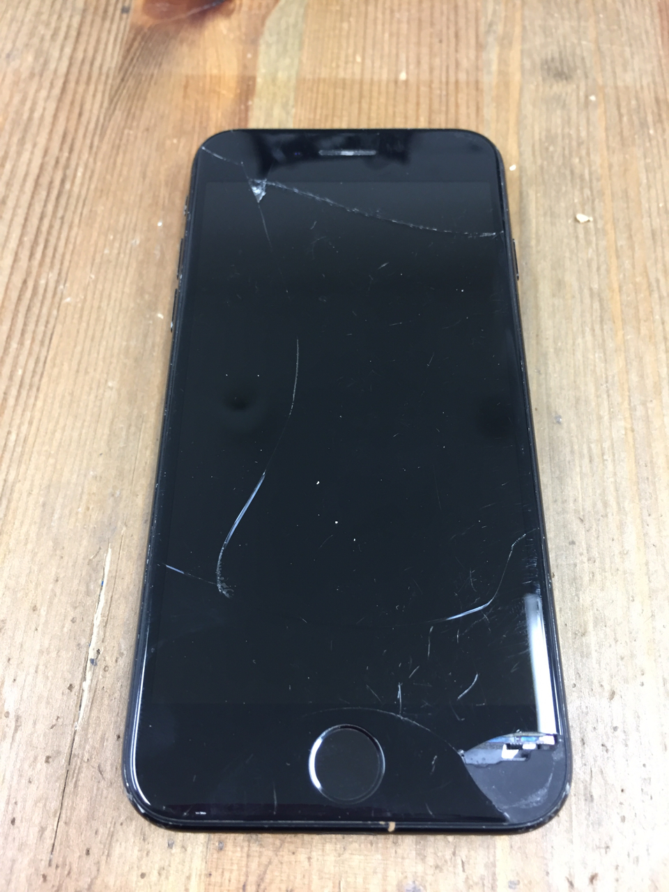 修理前：割れてる！起動しない！そんなiPhone7修理可能です！