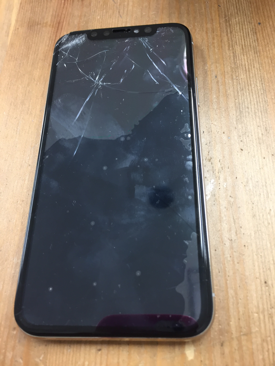 修理前：iPhoneX☆画面交換対応しております！！！