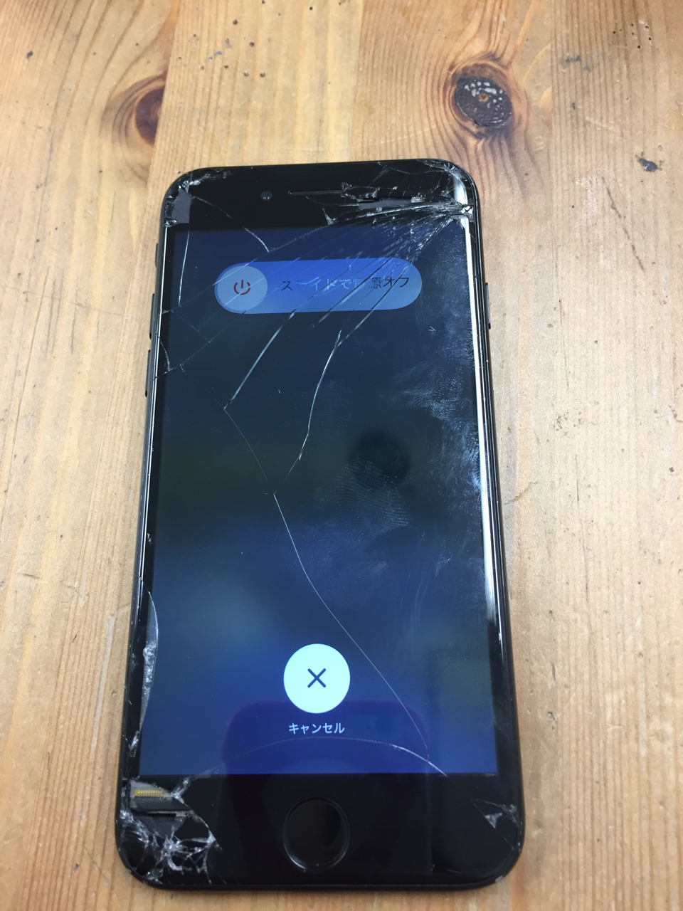 修理前：内部が見えてしまったiPhone7も修理致します！