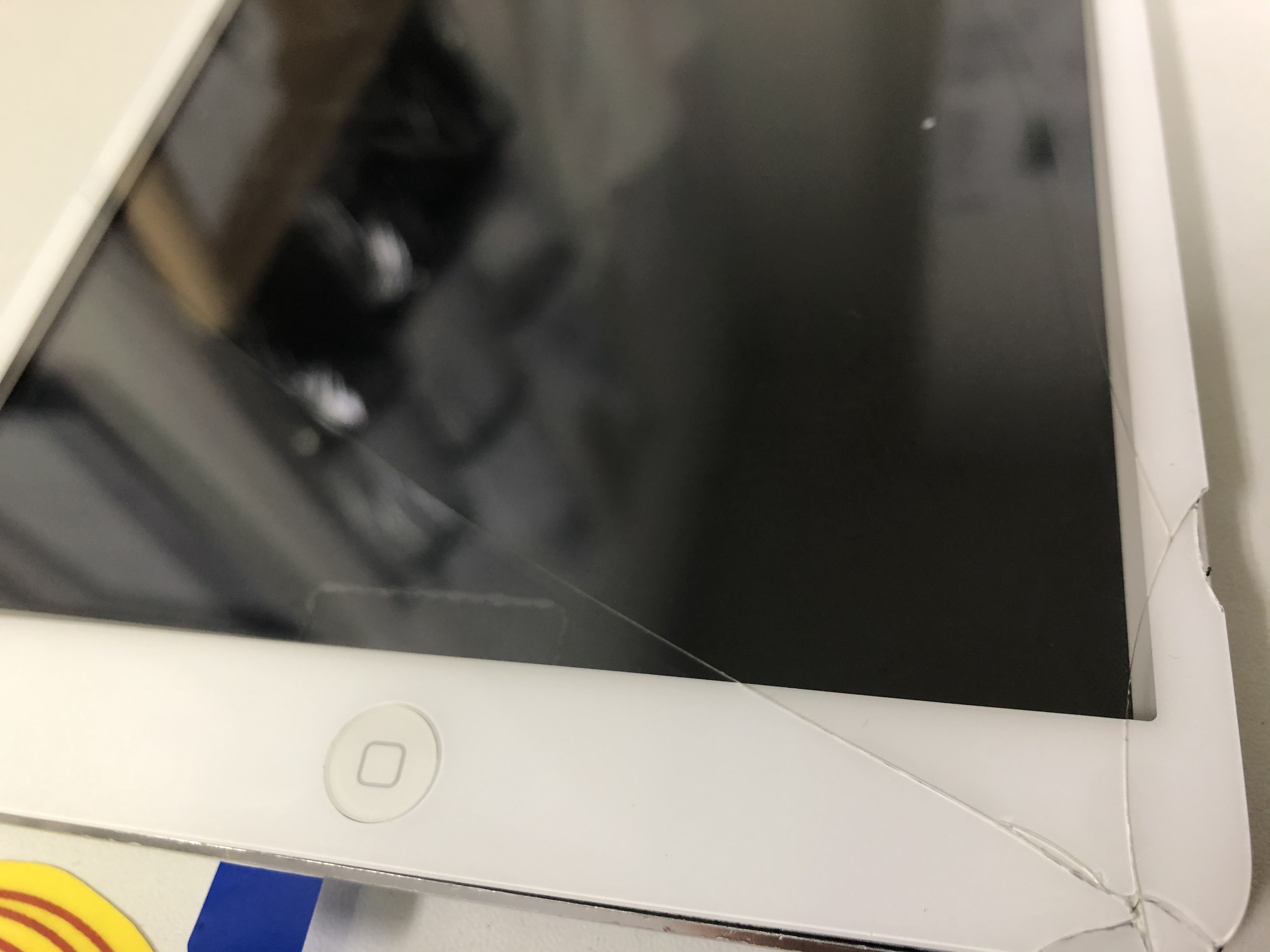 修理前：iPad6のガラスパネル交換修理